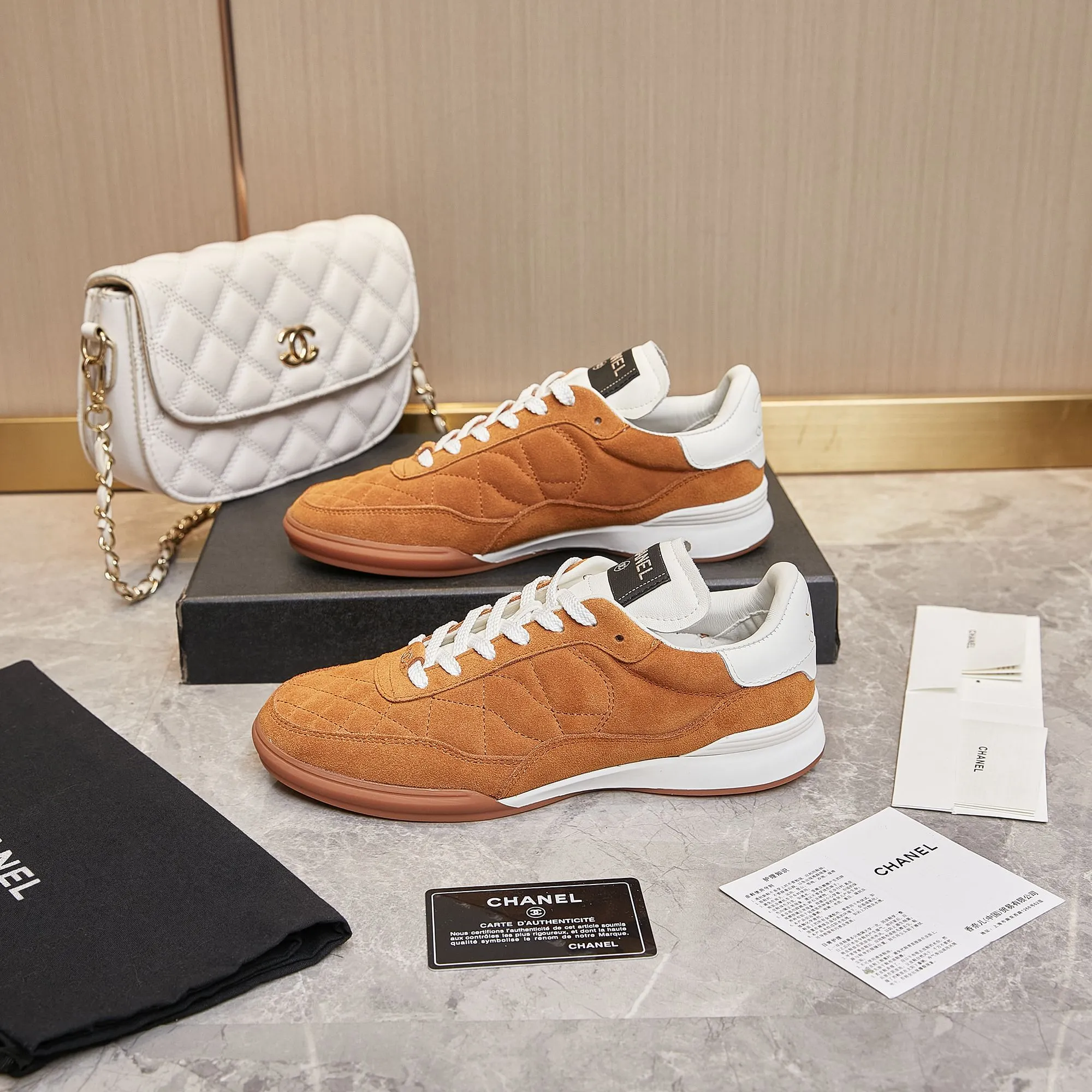 👟👟Ex-factory price 560👟👟 Chanel Chanel - 2024 counter top casual sports shoes This classic design; the upper is electro-embroidered with a variety of techniques; the outsole is fashionable and sporty; it is unusual to incorporate a variety of color matching elements... The diversified mix and match is very beautiful and versatile, casual, fashionable, sports and outdoor can be taken into account... ꫛꫀꪝ Go➫ Material: ❶Upper is made of: Original imported mixed-breed sheep ❷Inside made of: original imported breathable sheepskin ❸Outsole based on: original TPU outsole Full set of boutique packaging for women 35–41